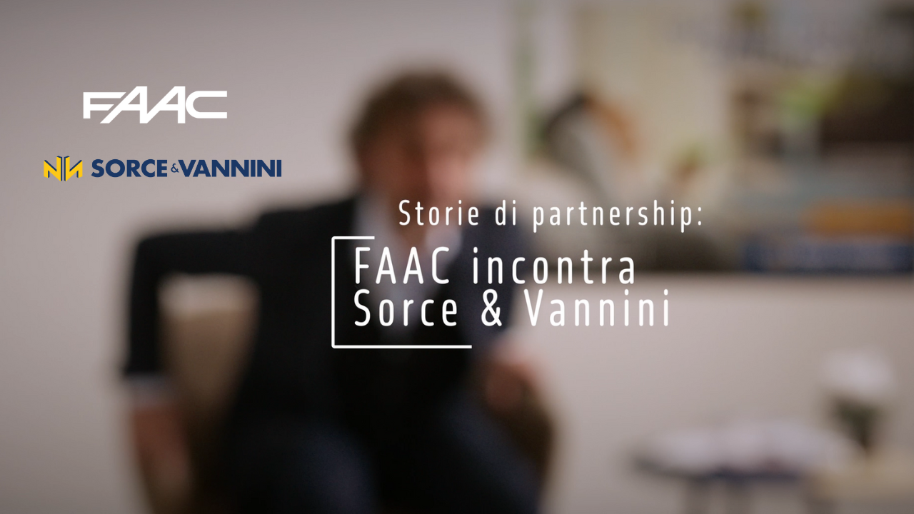 Immagine sfumata che fa da background ai loghi di FAAC e Sorce & Vannini, su cui leggiamo il titolo "Storie di partnership: FAAC incontra Sorce & Vannini".
