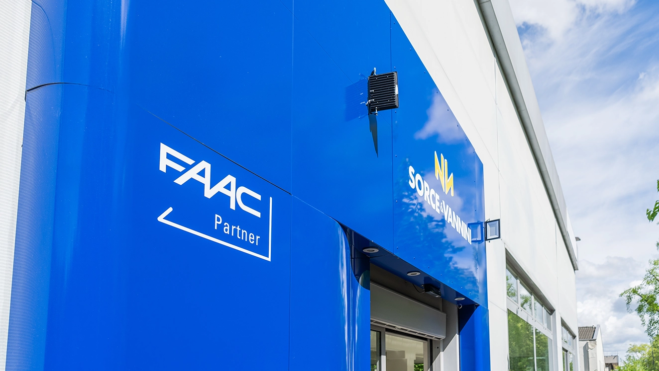 L'ingresso dell'azienda Sorce e Vannini, partner ufficiale FAAC a Bologna, si contraddistingue per una facciata completamente blu, su cui vediamo il logo Sorce e Vannini e il logo Partner FAAC.